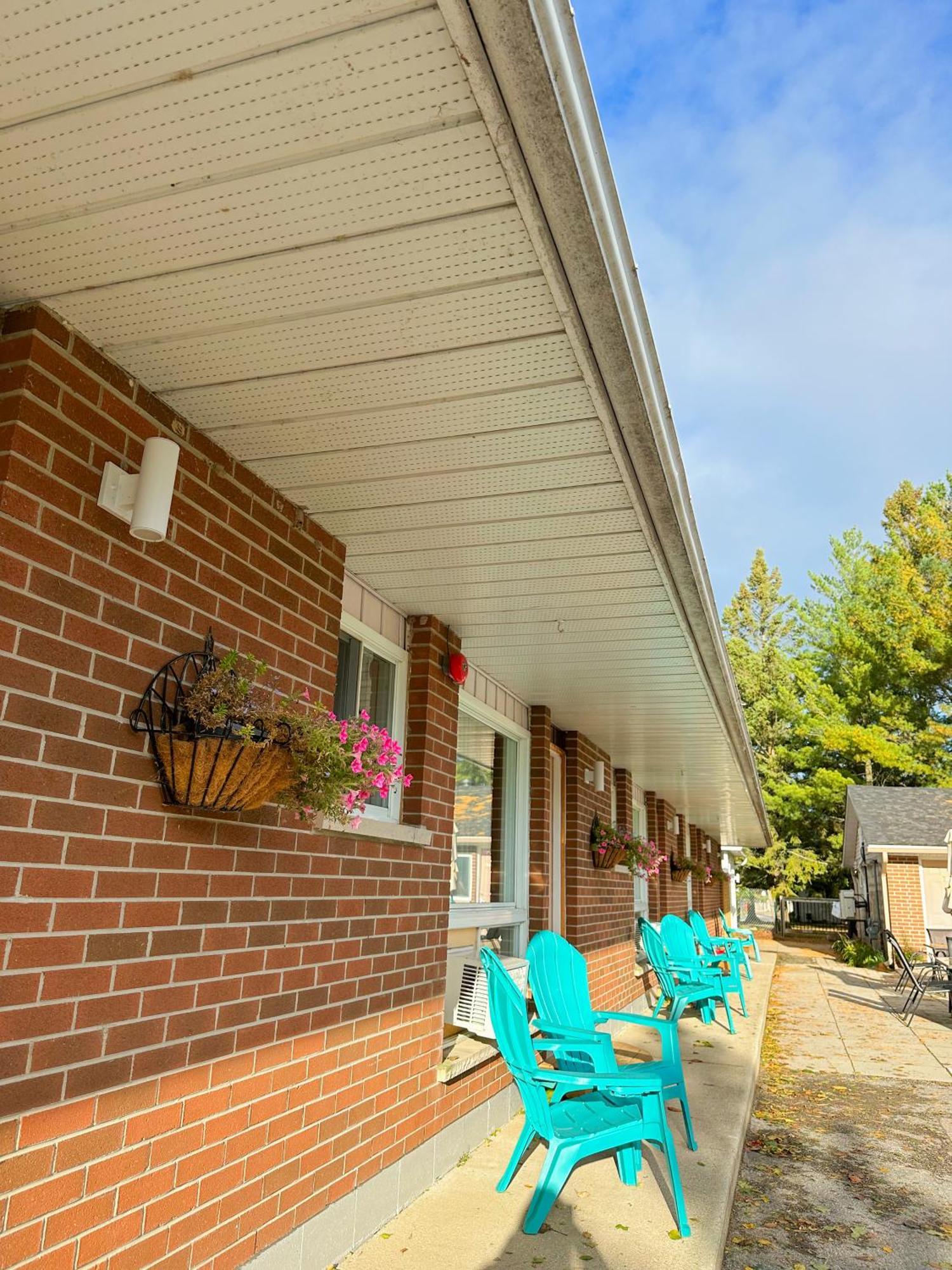 Oasis By The Bay Vacation Suites Wasaga Beach Exterior photo