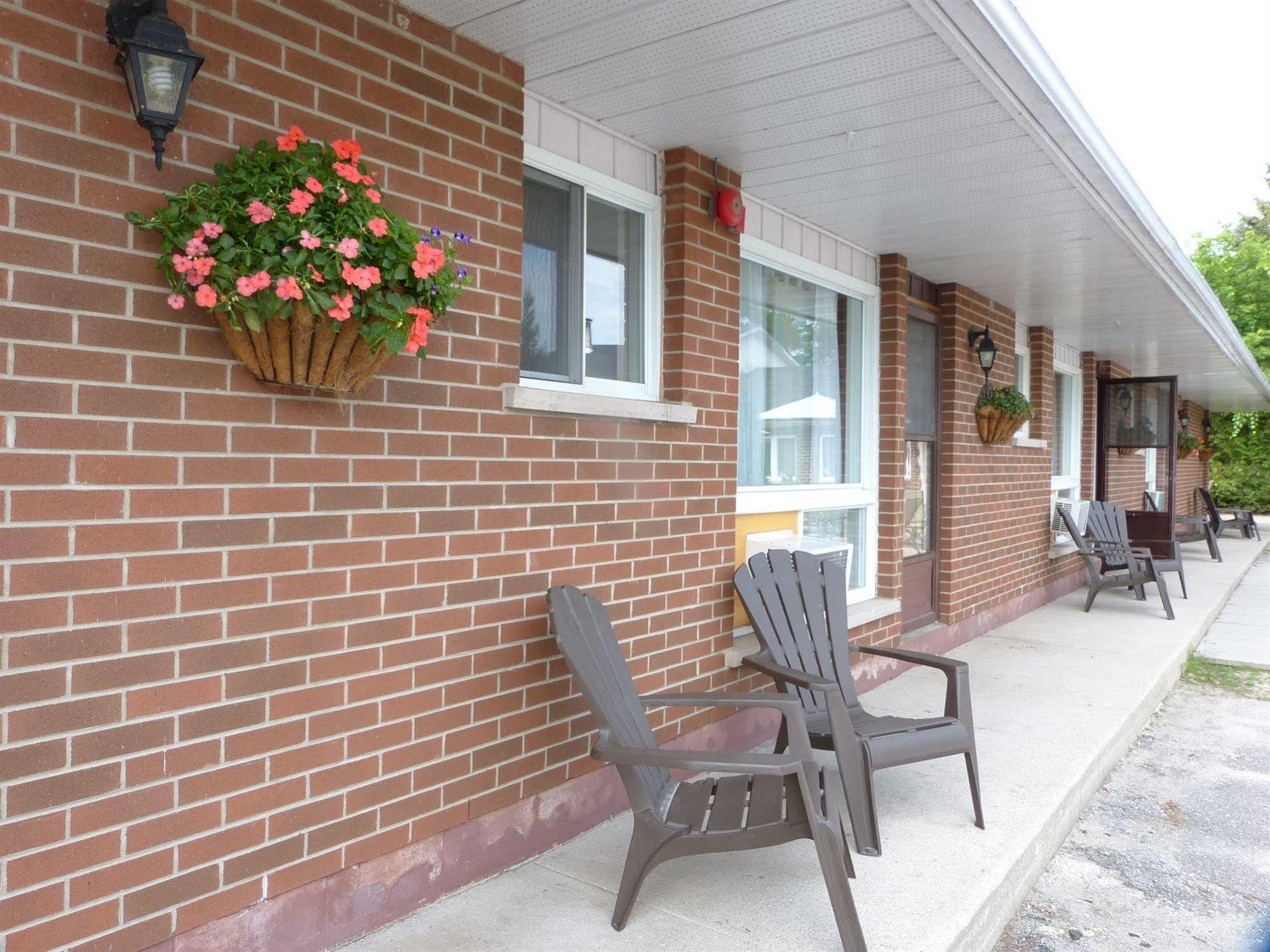 Oasis By The Bay Vacation Suites Wasaga Beach Exterior photo